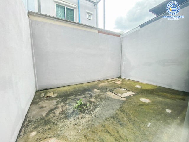 *****ทาวน์เฮ้าส์มือสองย่านนนทบุรี ม. ดิเอ็กคลูซีฟ รัชดา-วงส์สว่าง บ้านสวยพร้อมเข้าอยู่ บนเนื้อที่กว่า 24.40 ตร.ว.  พื้นที่ใช้สอยกว้างถึง 200 ตร.ม. 3 ห้องนอน 2 ห้องน้ำ 2 ที่จอดรถ บนทำเลโซนเมือง เดินทางสะดวกใกล้ร้านอาหาร เชื่อมต่อถนน วงศ์สว่าง, ติวานนท์, รัตนาธิเบศร์ ใกล้รถไฟฟ้าสายสีม่วงสถานี "แยกติวานนท์"